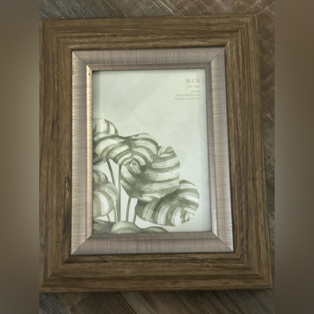 ENCHANTE
5x7 wood Table Top Picture Frame HG106